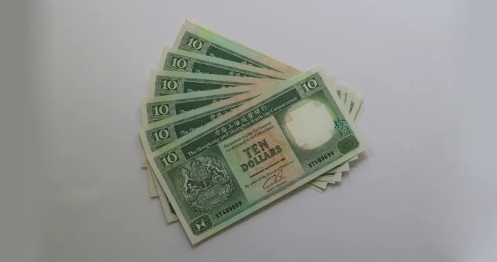 enam lembar uang kertas 10 dolar Hong Kong