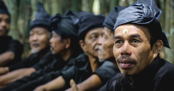 beberapa lelaki dengan baju dan ikat kepala tradisional berwarna hitam