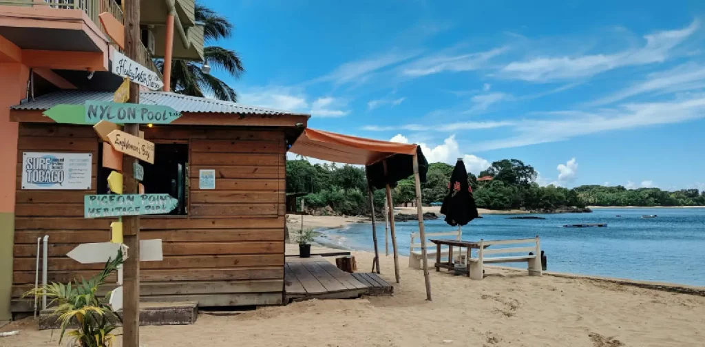 sebuah penginapan di tepi pantai di Trinidad dan Tobago