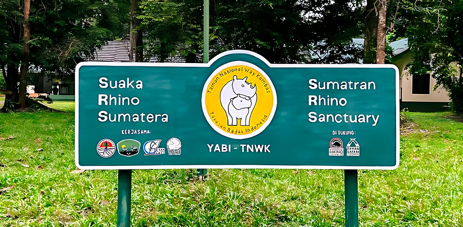 Papan berwarna hijau bertuliskan “Suaka Rhino Sumatera” dan “Sumatran Rhino Sanctuary” serta bergambar badak dan berlogo beberapa lembaga yang bekerja sama mendirikan tempat tersebut.