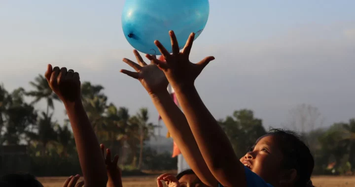 anak-anak bermain dengan balon biru