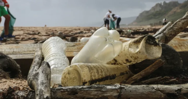 sampah plastik di pantai