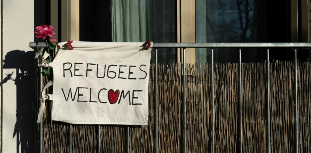 sebuah papan bertuliskan selamat datang para pengungsi