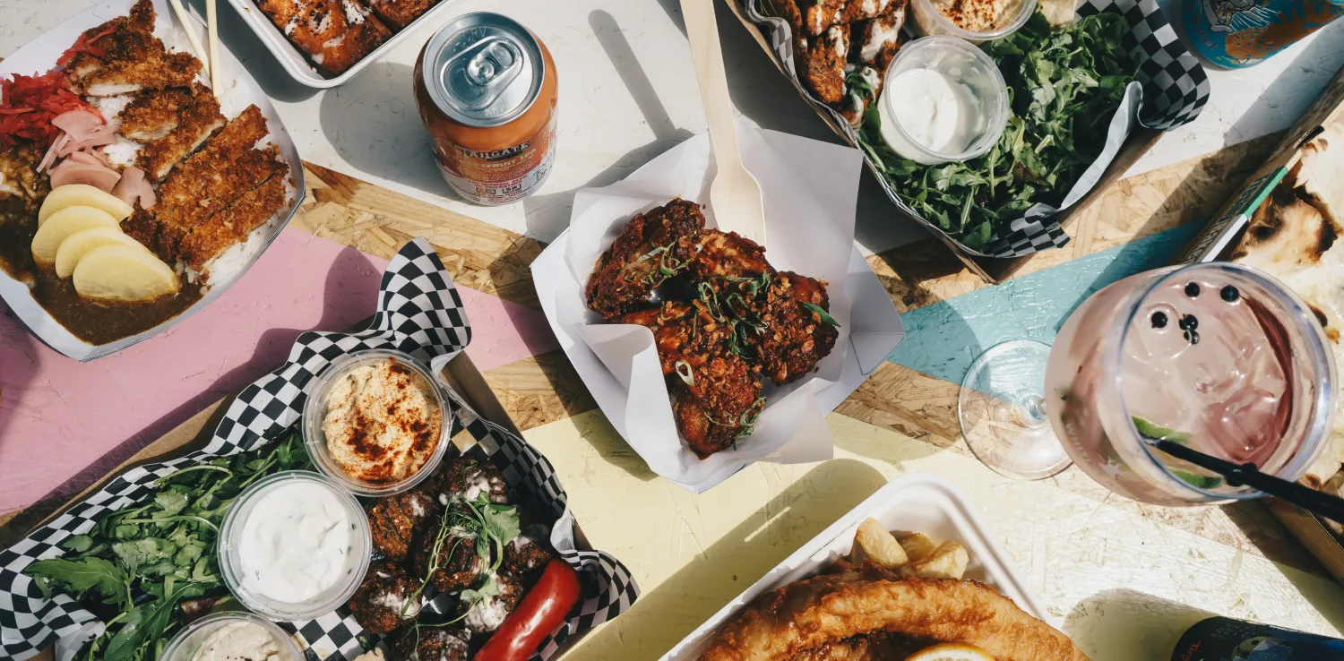 berbagai makanan olahan dengan soft drink di atas meja