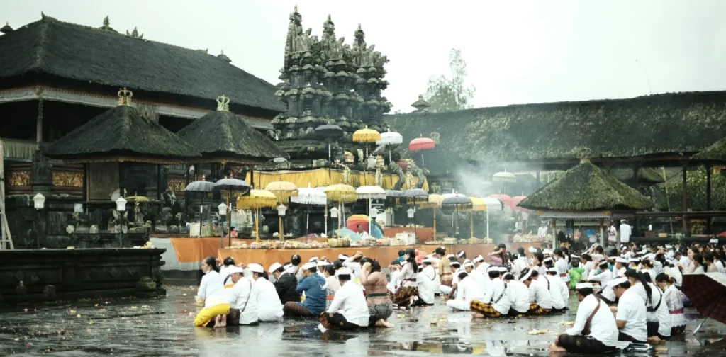 Sekumpulan orang sedang melakukan upacara keagamaan di pura bali
