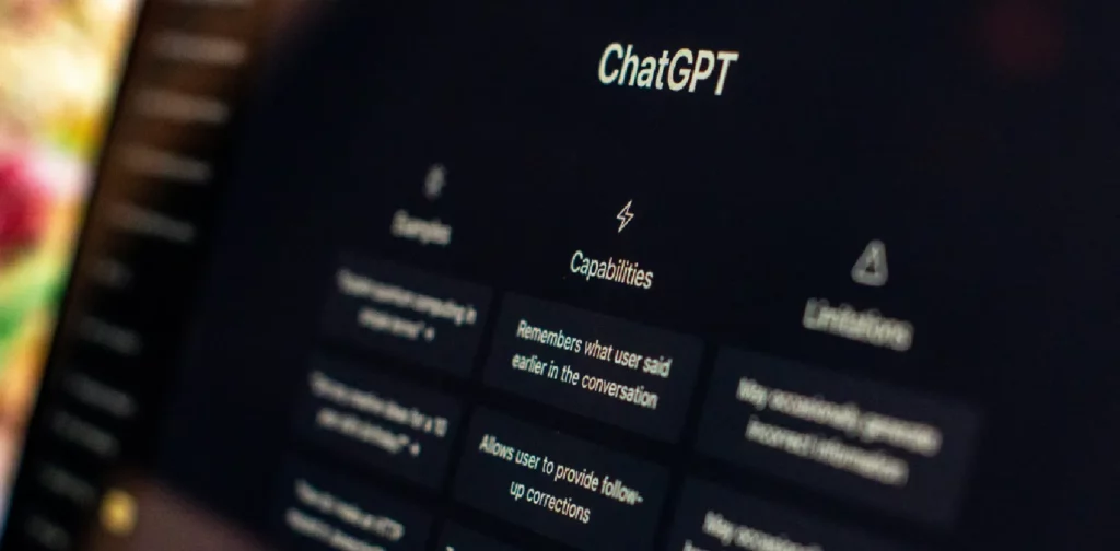 sebuah layar laptop yang menampilkan halaman utama situs ChatGPT