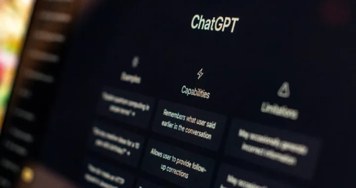 sebuah layar laptop yang menampilkan halaman utama situs ChatGPT
