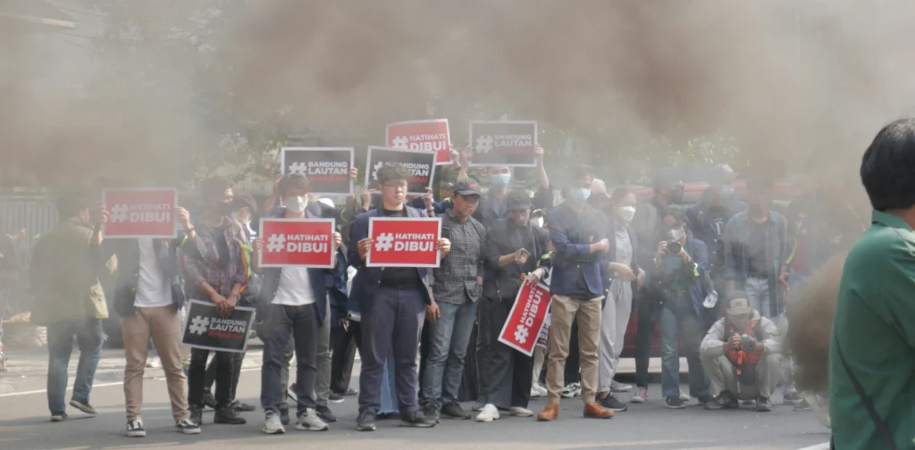 para mahasiswa berdemo di jalanan dengan kepulan asap