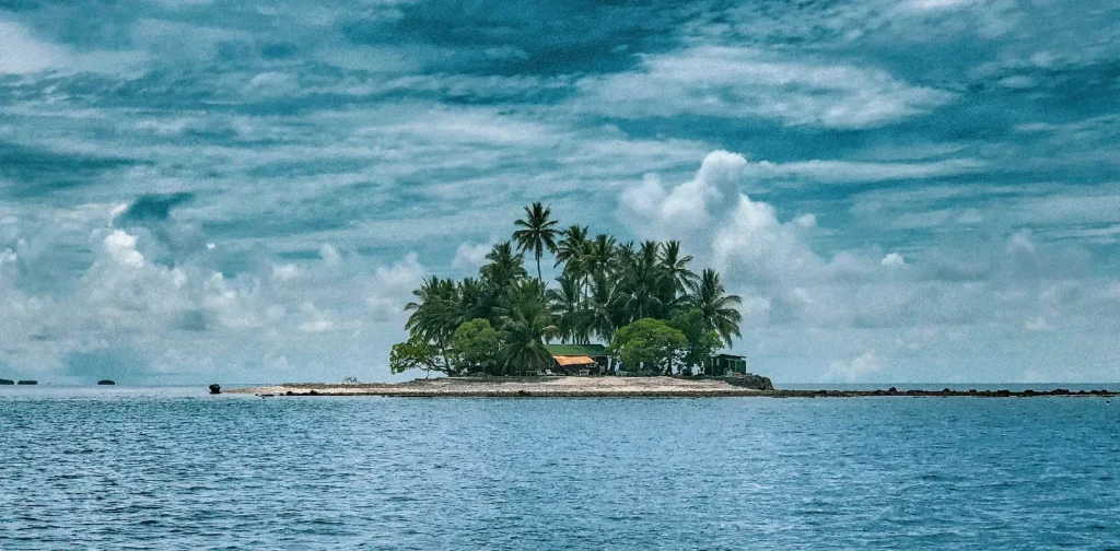 sebuah pulau kecil di Mikronesia