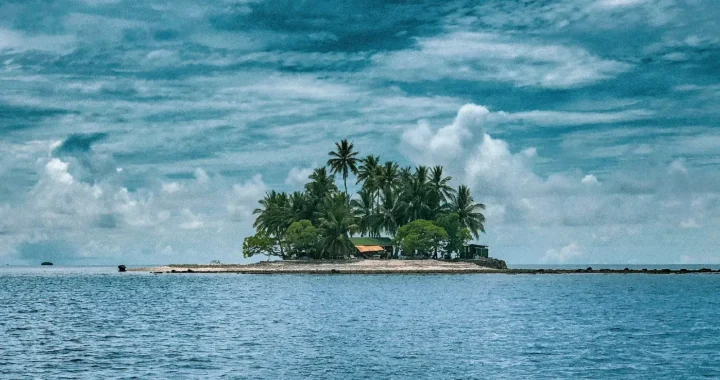 sebuah pulau kecil di Mikronesia