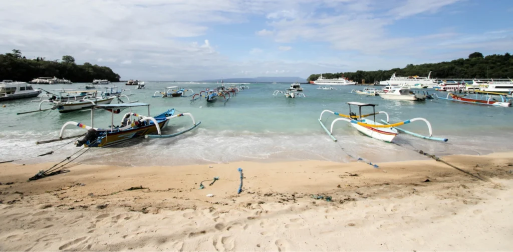 sejumlah kapal-kapal kecil di pantai