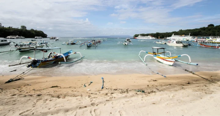 sejumlah kapal-kapal kecil di pantai