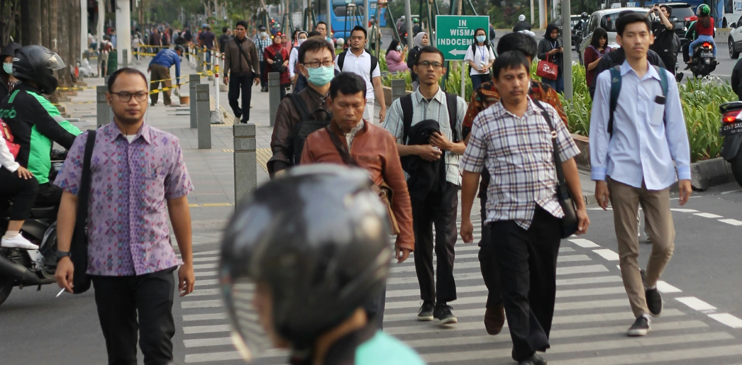 orang-orang berjalan kaki di zebra cross