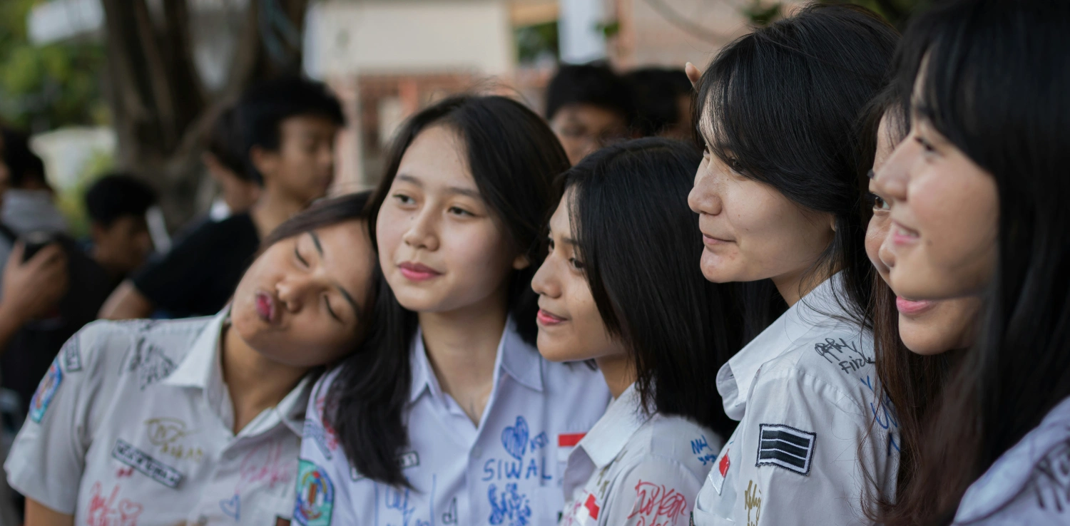 sekelompok remaja perempuan berseragam sekolah SMA berfoto bersama