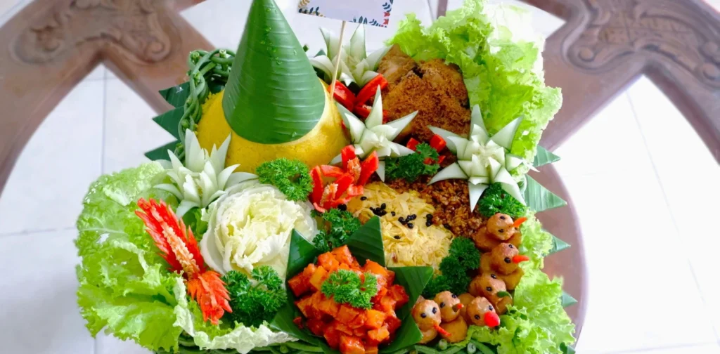 tumpeng nasi kuning dengan berbagai sayuran