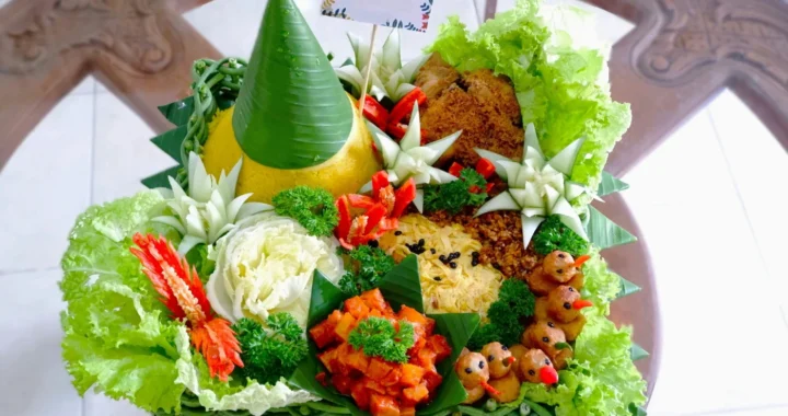 tumpeng nasi kuning dengan berbagai sayuran