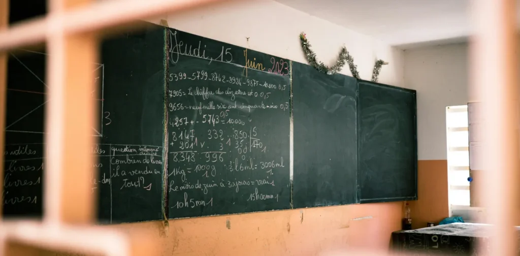 papan tulis di ruang kelas yang penuh dengan tulisan