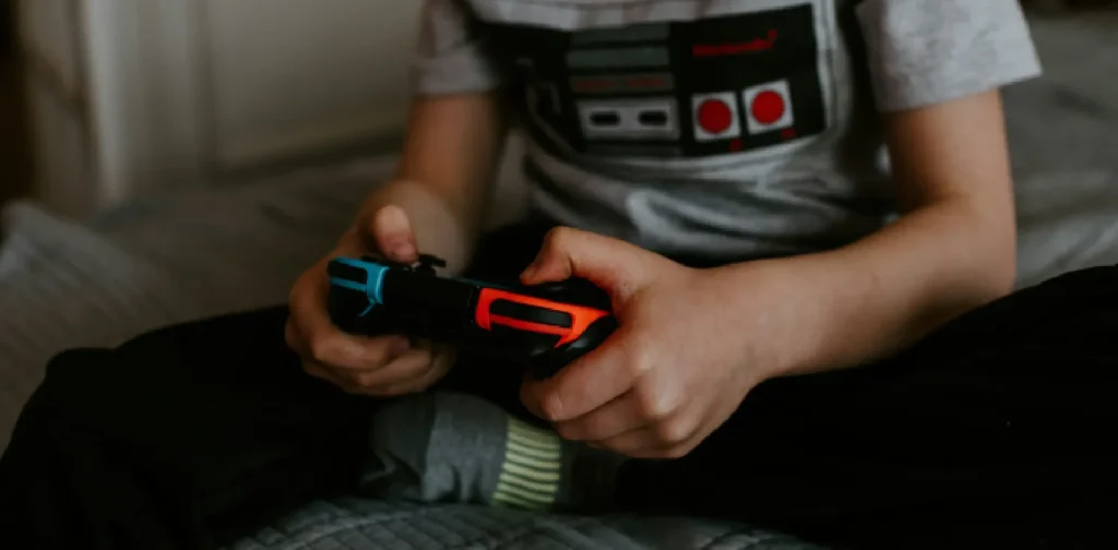 seorang anak bermain Nintendo switch