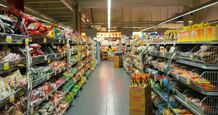 tumpukan makanan kemasan di rak di sebuah minimarket