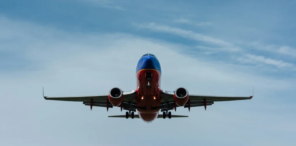 sebuah pesawat terbang di langit biru