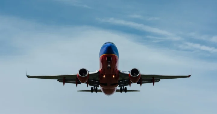 sebuah pesawat terbang di langit biru