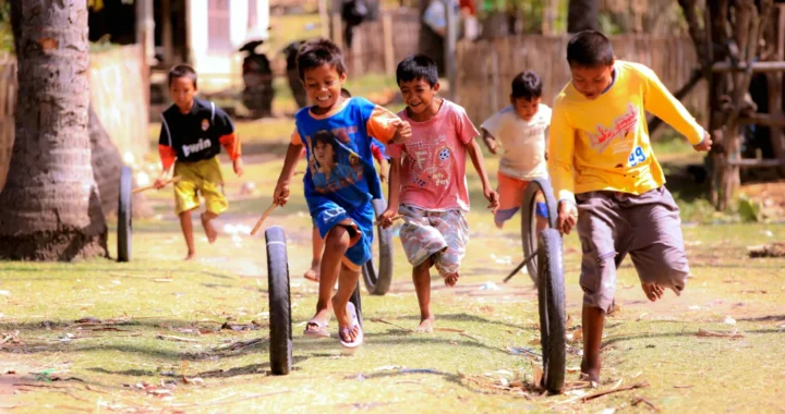 anak-anak bermain permainan tradisional menggunakkan ban bekas