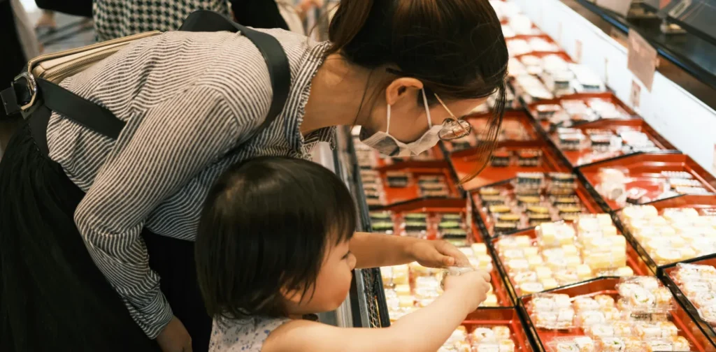 seorang ibu dan putrinya berbelanja sushi