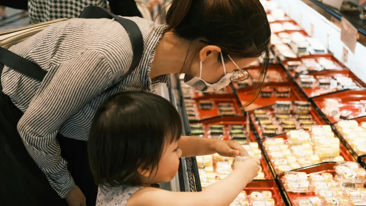 seorang ibu dan putrinya berbelanja sushi