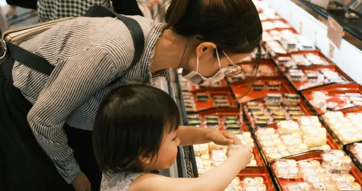 seorang ibu dan putrinya berbelanja sushi