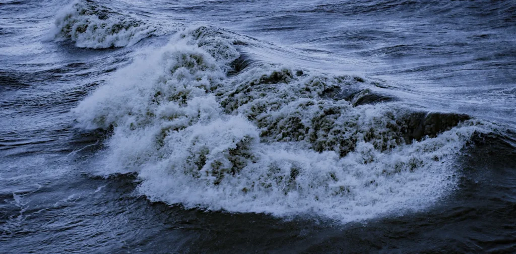 Gelombang laut berwarna hitam