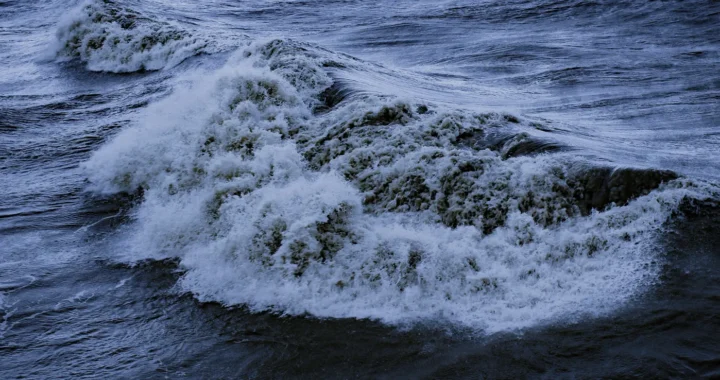 Gelombang laut berwarna hitam