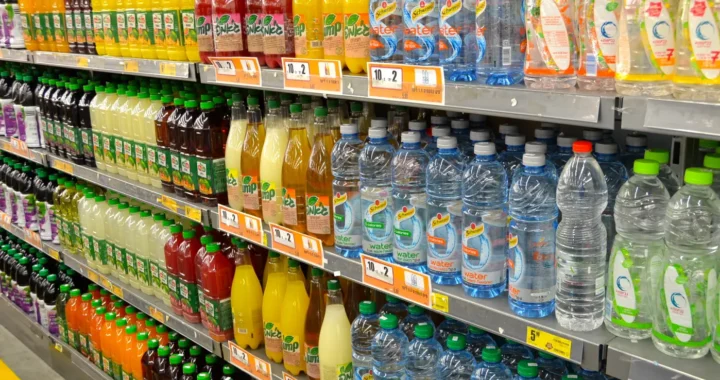 rak minuman kemasan plastik di supermarket