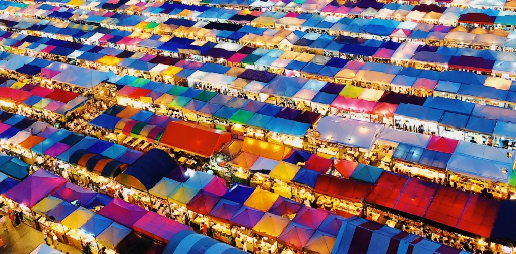 foto udara pedagang pasar jalanan di Thailand.