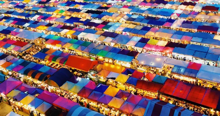 foto udara pedagang pasar jalanan di Thailand.