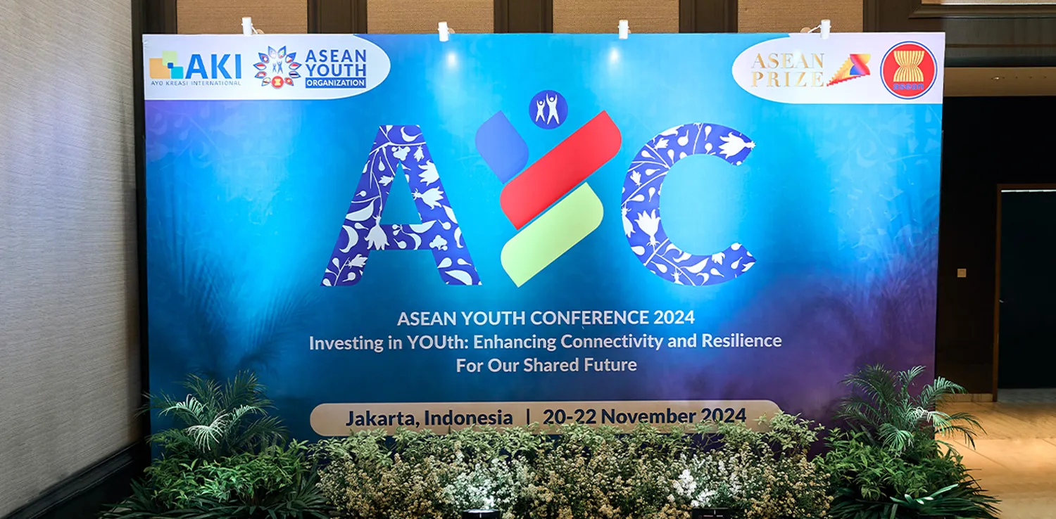 latar AYC 2024 “Investing in YOUth: Enhancing Connectivity and Resilience for Our Shared Future” di lokasi ASEAN Youth Conference 2024.