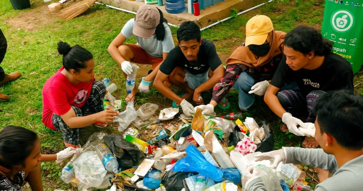 Kumpulan beberapa orang memilah sampah plastik