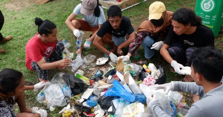 Kumpulan beberapa orang memilah sampah plastik