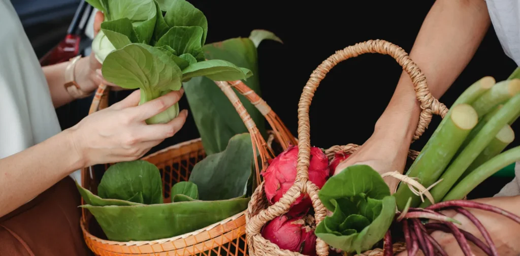 keranjang belanja berisi sayur sawi pakcoy dan buah naga