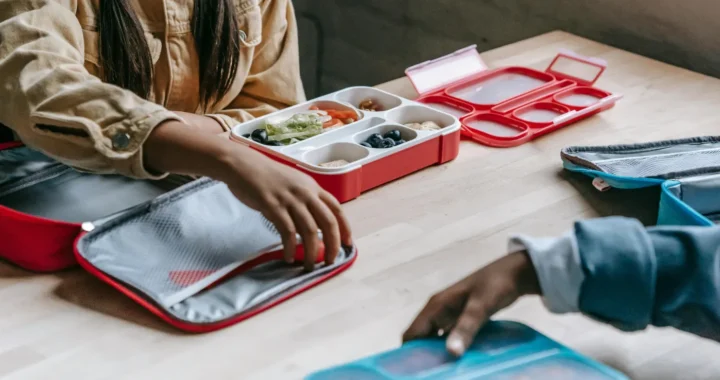 dua anak sekolah sedang makan siang