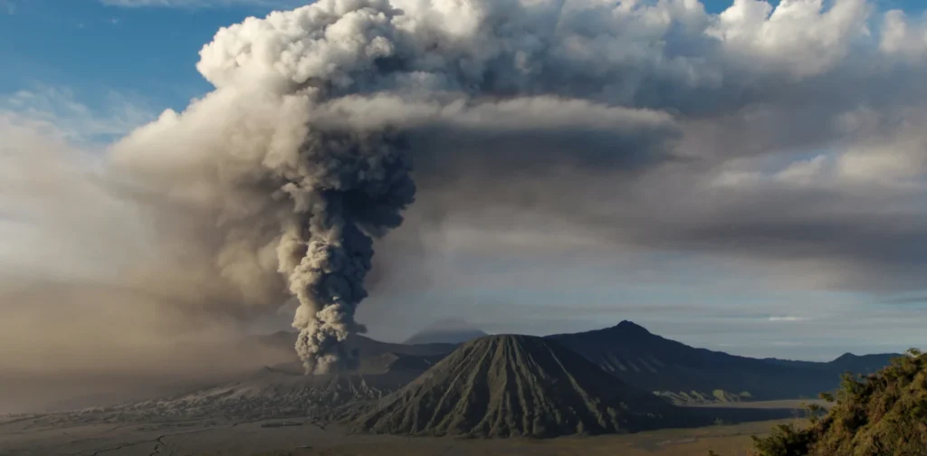 Erupsi paroksismal gunung Bromo.