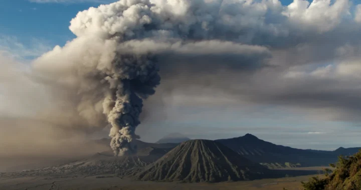 Erupsi paroksismal gunung Bromo.