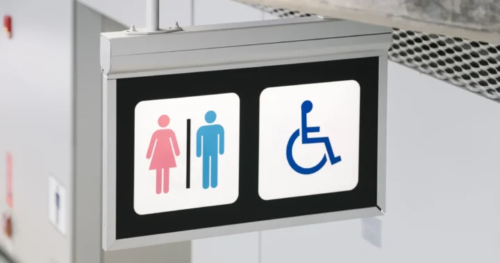 tanda petunjuk toilet bergambar laki-laki, perempuan, dan disabilitas