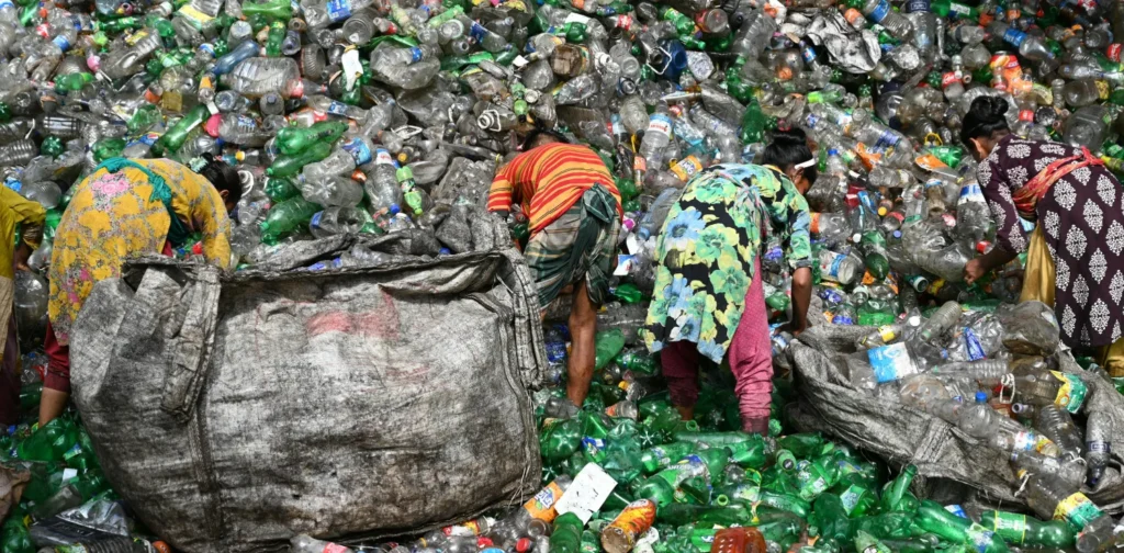 Empat perempuan memilah sampah plastik di tempat pembuangan sampah