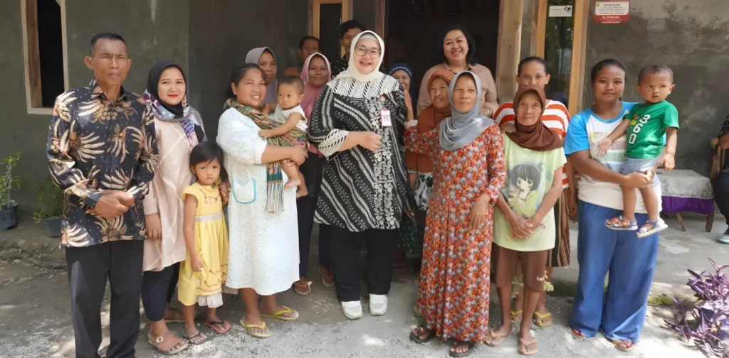 sekelompok orang berfoto bersama