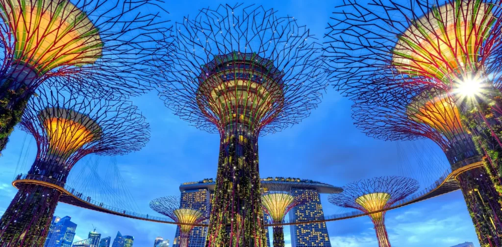 taman di tepi teluk singapura, terdiri dari delapan pilar tinggi, dipotret dari angle frog