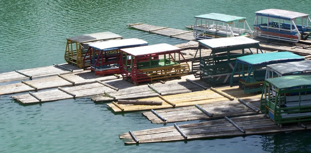 Perahu getek berparkir di tepian danau.