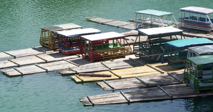 Perahu getek berparkir di tepian danau.