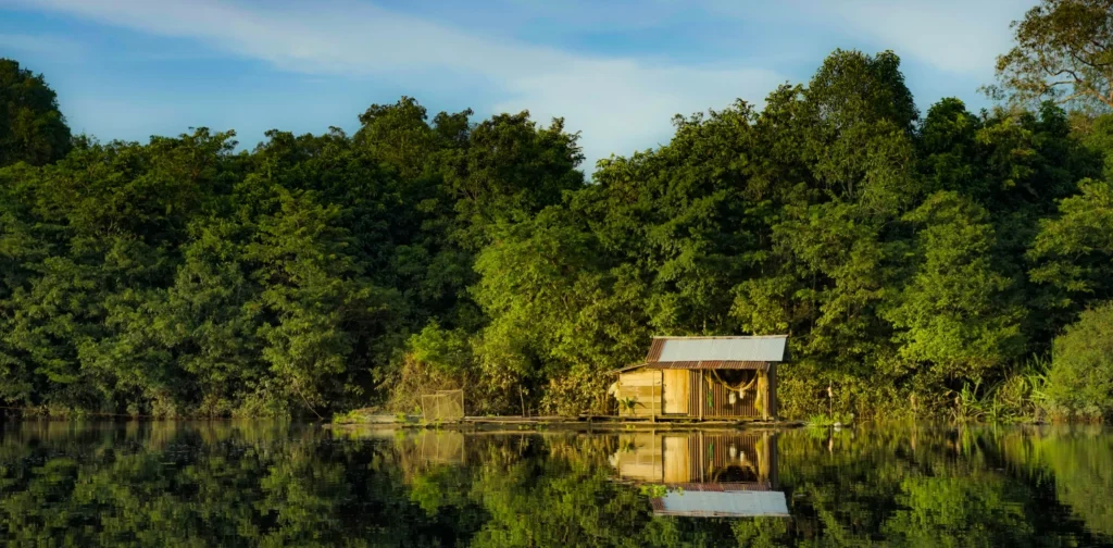 sebuah gubuk terapung di danau