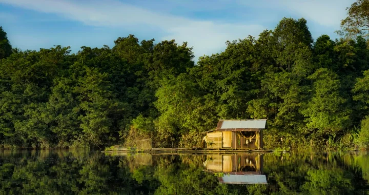 sebuah gubuk terapung di danau