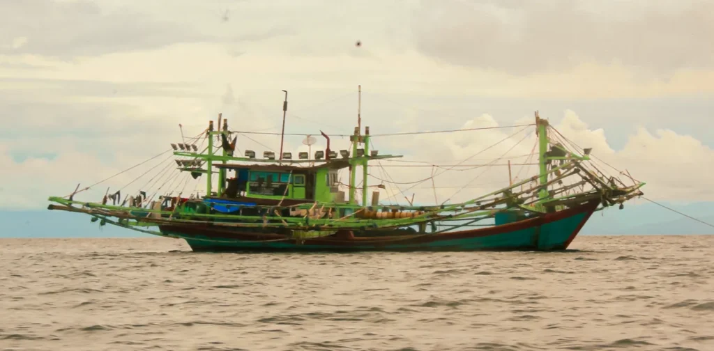 sebuah kapal penangkap ikan di tengah lautan